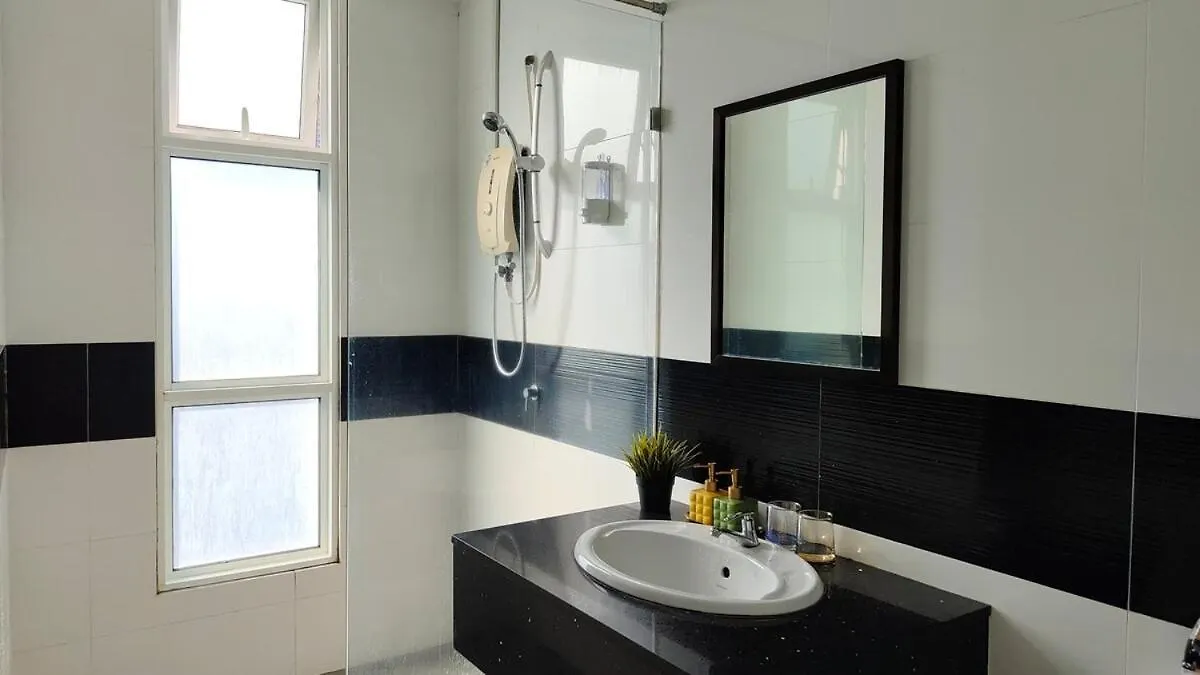 High-Rise Suite With View-Near Gurney & Gleneagles George Town Apartment