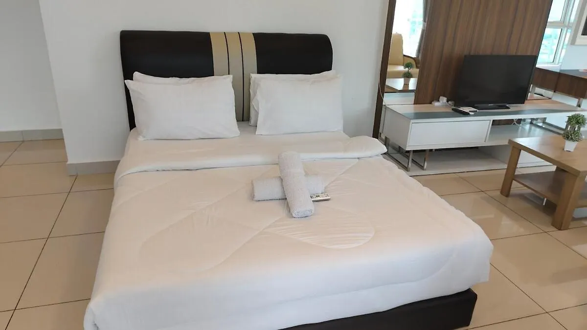 High-Rise Suite With View-Near Gurney & Gleneagles George Town Apartment